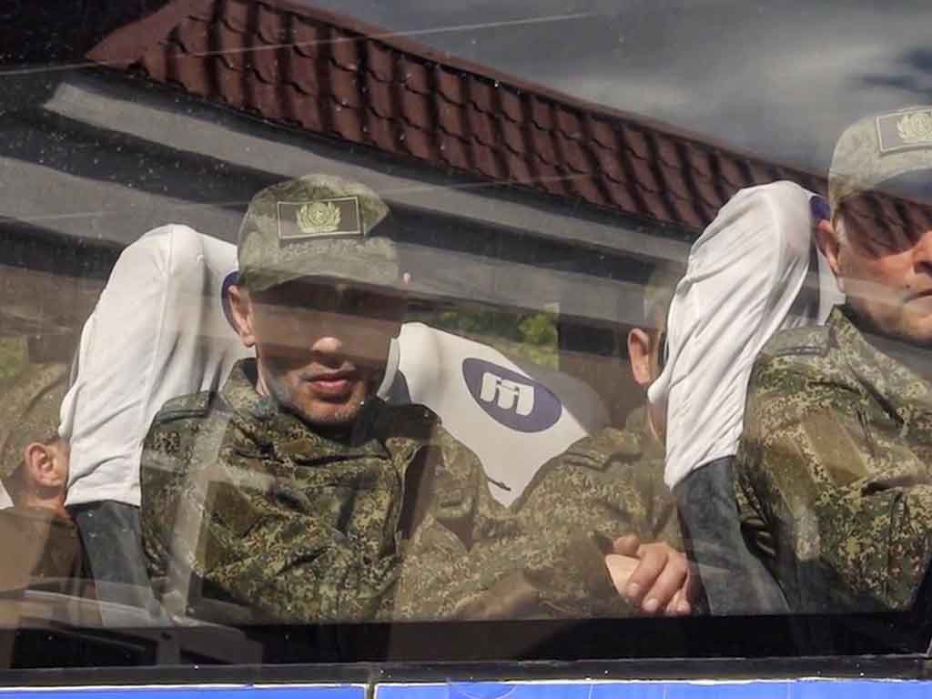 llega-a-moscu-avion-con-270-prisioneros-rusos-liberados