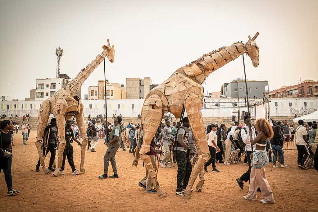 danza-de-titeres-gigantes-en-senegal-alerta-sobre-colapso-climatico